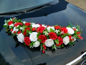 Икебана на капот с красными и белыми розами. арт. 12012-007