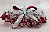 Подвязка для невесты кружевная бордово-белая арт.019-243