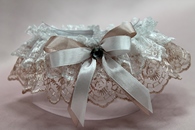 Подвязка для невесты кружевная пудрово-белая арт.019-244