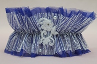 Подвязка для невесты с фатином и кружевом бело-синяя в коробочке арт.019-260