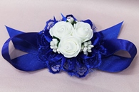 Браслет на ленточке синий с кружевом и белыми цветочками арт. 044-171