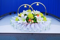 Свадебные кольца на машину с салатовыми розами и белыми лилиями арт. 122-294