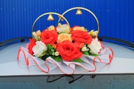 Свадебные кольца на машину с красными, белыми и персиковыми розами арт. 122-295