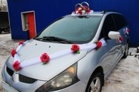 Свадебные украшения на машину, кольца на крышу, лента на капот и цветы на ручки фуксия (см. 