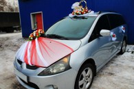 Свадебные украшения на машину, кольца мишки, цветы с фатином на капот и ручки красные (см. 