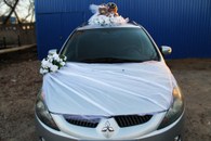 Свадебные украшения на машину, кольца мишки, круг на капот и ручки с белыми розами (см. 