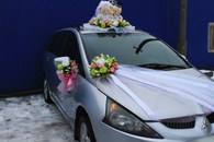 Свадебные украшения на машину, кольца мишки, круг на капот и цветы на зеркала (см. 