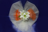 Бант на задний бампер с белыми лилиями, оранжевой органзой и серебристой сеткой арт. 127-012