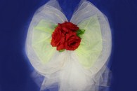 Бант на задний бампер с красными розами, салатовой органзой и бело-золотой сеткой арт. 127-016