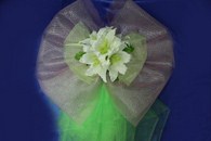 Бант на задний бампер с белыми лилиями, салатовой органзой и серебристой сеткой арт. 127-017