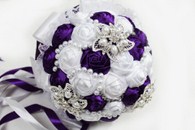 Букет дублер для невесты с атласных лент фиолетово-белый с брошками. Диаметр 20см арт. 020-090