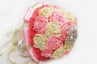 Букет дублер для невесты с атласных лент айвори-розовый с брошками. Диаметр 15см арт. 020-063
