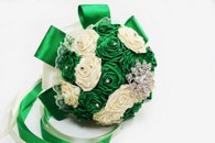 Букет дублер для невесты с атласных лент айвори-зеленый с брошками. Диаметр 15см арт. 020-064