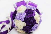 Букет дублер для невесты с атласных лент айвори-фиолетовый-сиреневый с жемчугом. Диаметр 15см арт. 020-065