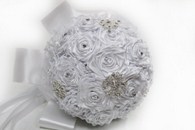 Букет дублер для невесты с атласных лент белый с брошками. Диаметр 15см арт. 020-069