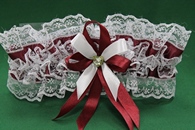 Подвязка для невесты бордово-белая в коробочке арт. 019-297