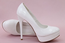 Свадебные туфли для невесты белые лаковые на высоком каблуке 13см, платформа 3см, С-372. Размеры: 36-41