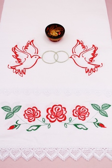 Рушник на свадьбу для каравая льняной с красной вышивкой (цветы и голуби) арт.070-524