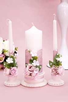 Свадебные свечи для семейного очага сиреневые с цветами и кружевом арт.062-355