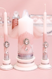 Свадебные свечи для семейного очага с пудровым кружевом и брошками арт.062-359