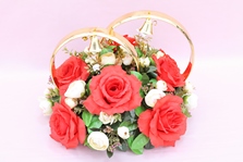 Свадебные кольца на машину с красными розами и айвори пионами арт. 122-539