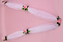 Свадебная лента на капот с белым фатином и розовыми латексными розами. Длина 3м. арт.1203-139