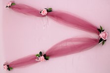 Свадебная лента на капот с темно-пудровым фатином и розовыми латексными розами. Длина 3м. арт.1203-140(46)