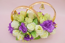 Свадебные кольца на машину с айвори и фиолетовыми розами, арт.122-563