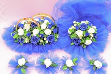 Свадебные украшения на машину, с синими и айвори розами и синим фатином, кольца, на капот и на ручки арт.119-124
