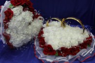 Свадебные украшения на машину, кольца и торпеда с белыми латексными и бархатными красными розами арт.119-046