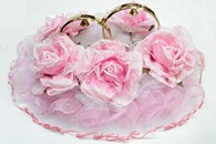 Свадебные кольца на машину с большими розово-белыми розами арт. 122-086