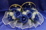 Свадебные кольца на машину с синими розами и белыми латексными розами в фатине арт. 122-383