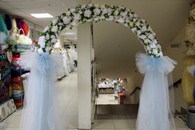 Арка свадебная с белыми и айвори цветами и голубым и белым фатином  (разборная на 4 части) арт.094-059