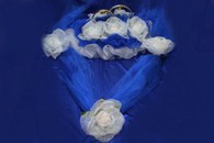 Свадебные украшения на машину, кольца и лента на капот с большими белыми цветами и синим фатином арт.119-069
