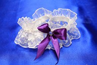 Подвязка для невесты кружевная белая с фиолетовым бантиком арт.019-041