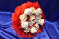 Букет красный с мишками и латексными розами айвори арт. 020-384