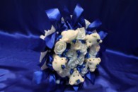 Букет синий с мишками и белыми латексными розами арт. 020-385
