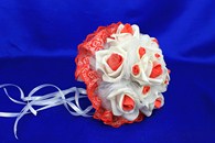 Букет дублер для невесты с красно-белыми латексными розами и красным кружевом арт. 020-244
