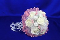 Букет дублер для невесты с белыми латексными розами и розовым кружевом арт. 020-246
