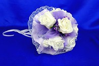 Букет дублер для невесты с белыми латексными розами и сиреневым фатином арт. 020-255
