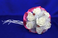 Букет дублер для невесты с белыми латексными розами и малиновым атласом арт. 020-257