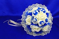 Букет дублер для невесты с айвори и бело-синими латексными розами арт. 020-259