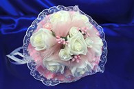 Букет дублер для невесты с белыми латексными розами и розовым фатином арт. 020-240