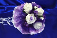 Букет дублер для невесты с белыми латексными розами и фиолетовым фатином арт. 020-238