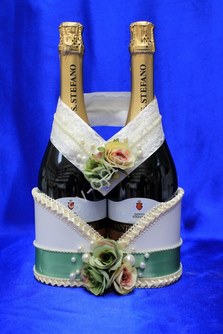 Корзинка для шампанского белая с светло-зеленой лентой арт. 048-003