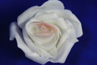 Латексный цветок белый с розовым (80-90 мм) арт.139-086