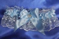 Подвязка кружевная белая с голубой лентой и голубым бантиком арт. 019-210