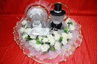 Свадебные кольца на машину мишки с белыми латексными розами арт. 122-487