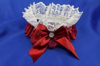 Подвязка для невесты кружевная бордово-белая с бордовым бантиком арт.019-008