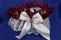 Подвязка для невесты кружевная бордово-белая с белым бантиком арт.019-007